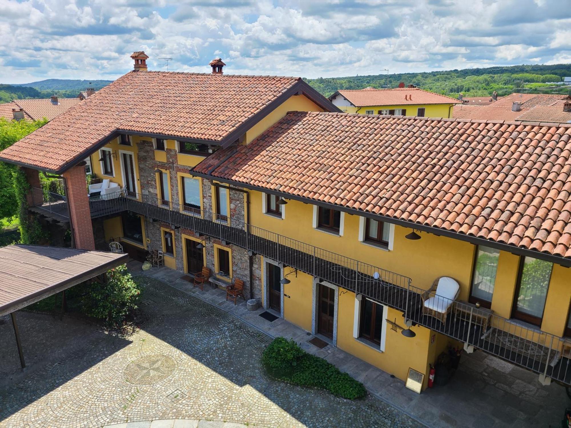 Robin'S Nest Hotel Paruzzaro Exterior photo