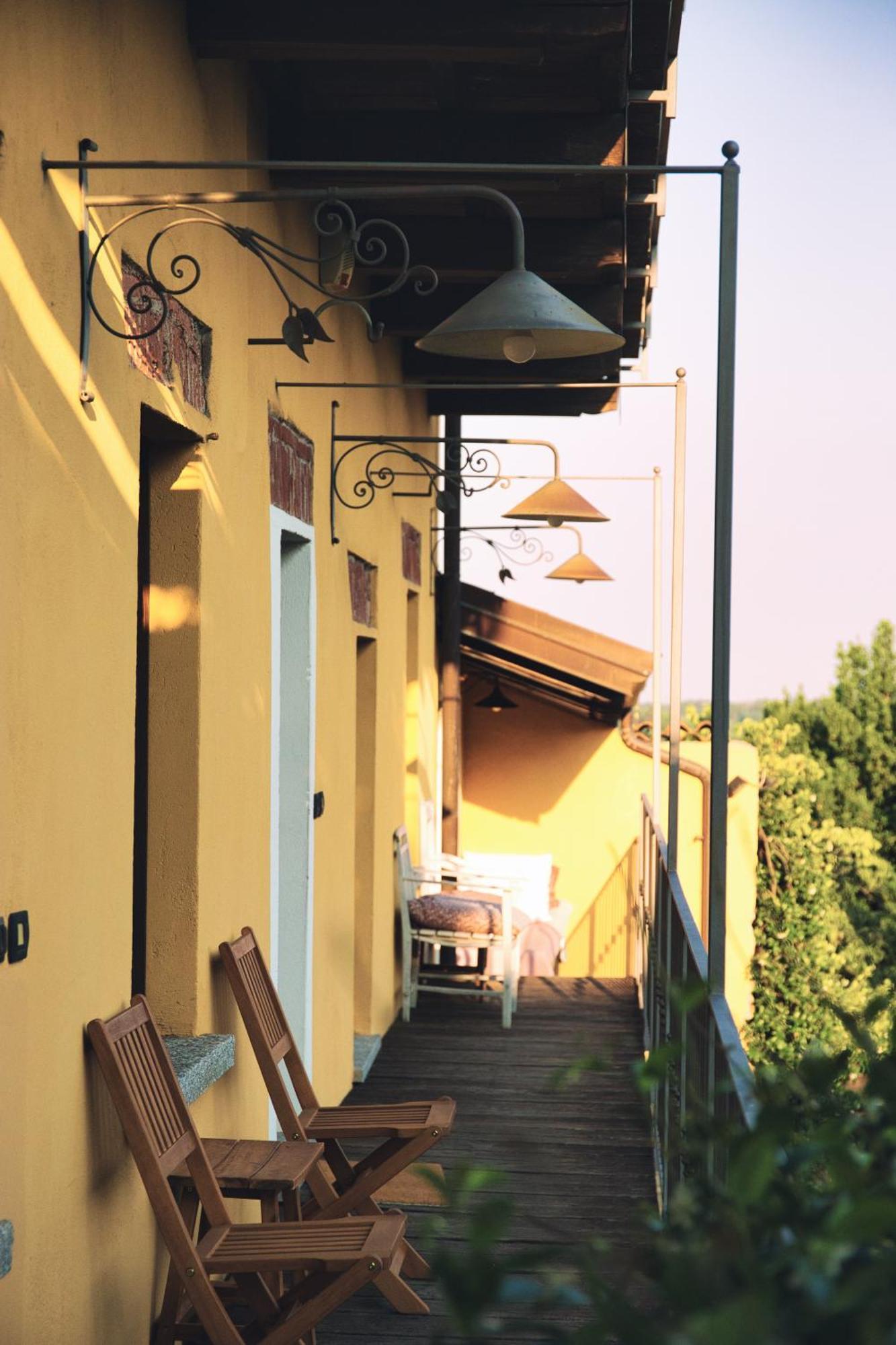 Robin'S Nest Hotel Paruzzaro Exterior photo