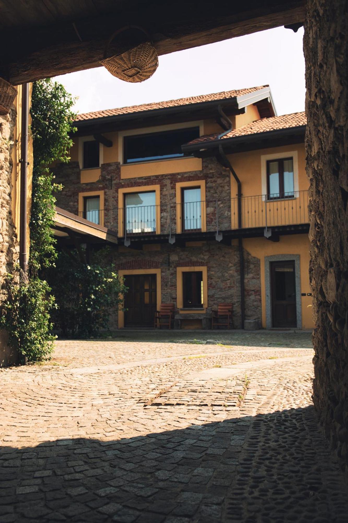 Robin'S Nest Hotel Paruzzaro Exterior photo