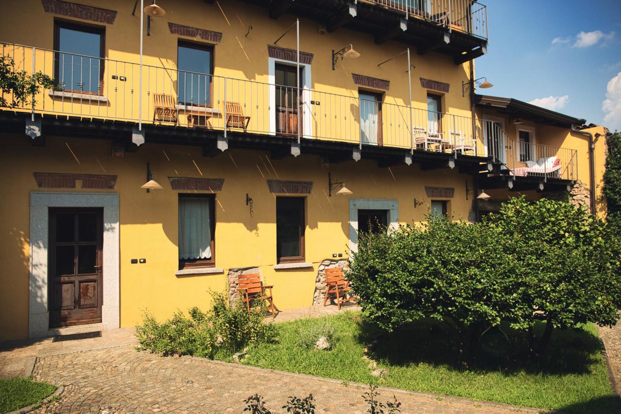 Robin'S Nest Hotel Paruzzaro Exterior photo