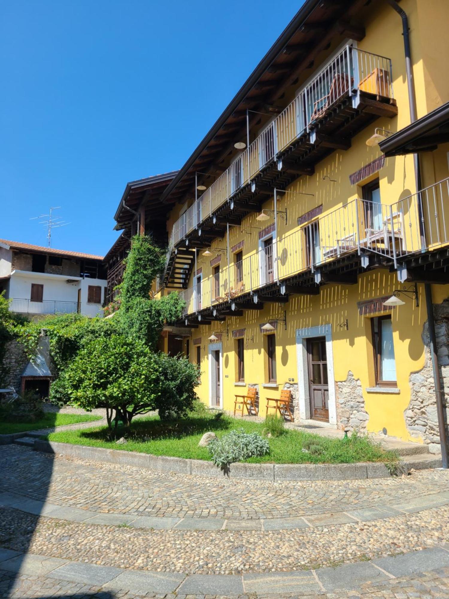 Robin'S Nest Hotel Paruzzaro Exterior photo