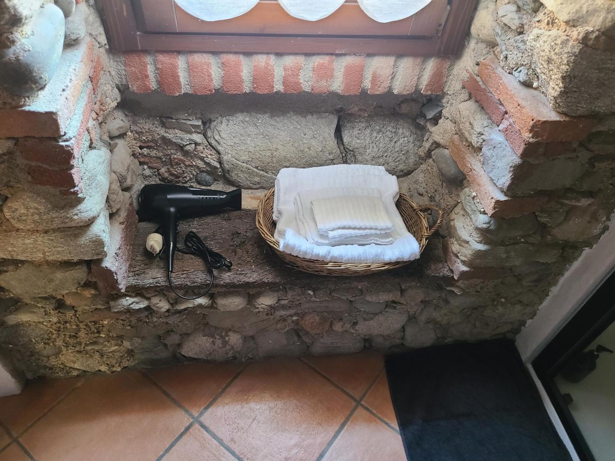 Robin'S Nest Hotel Paruzzaro Exterior photo