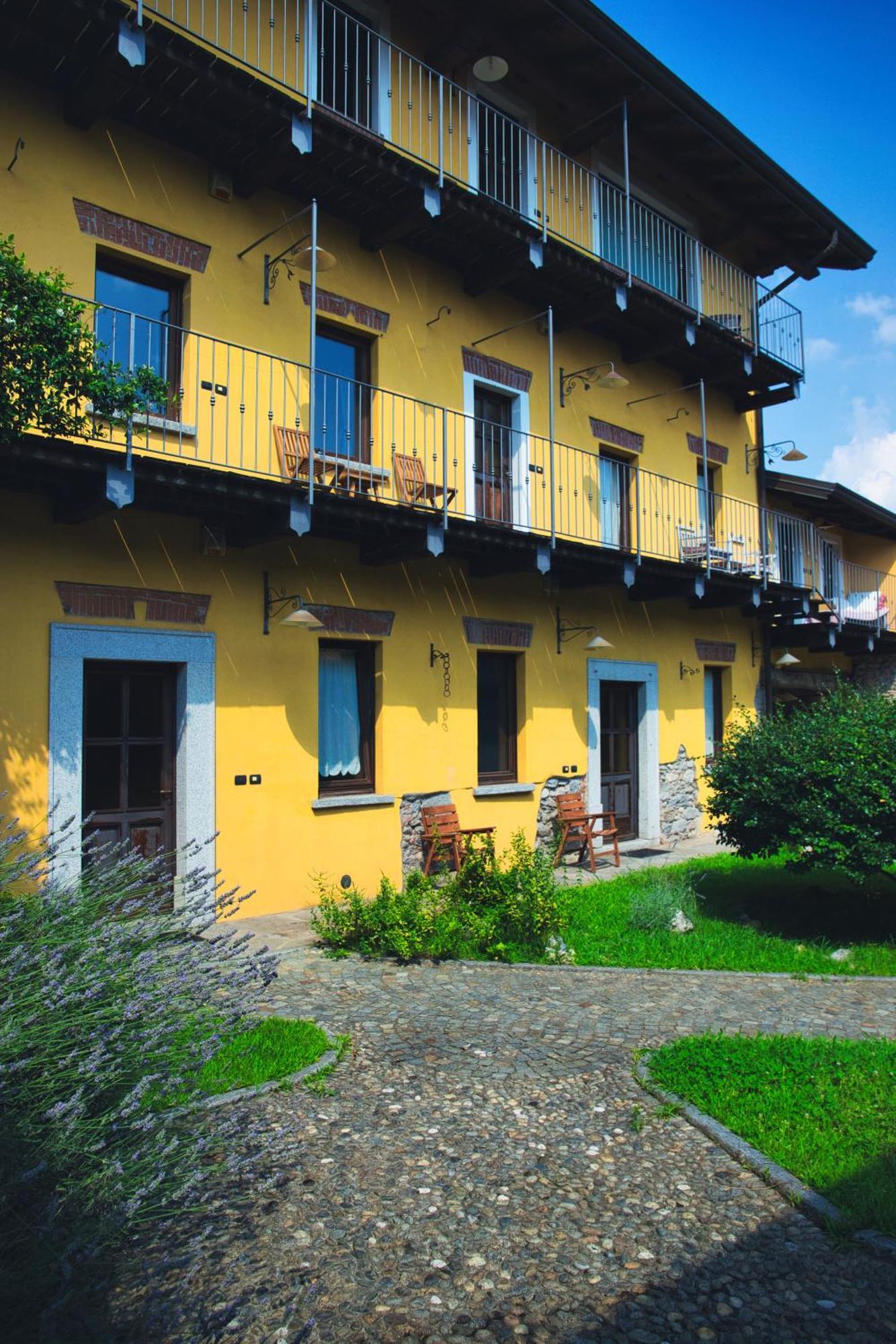 Robin'S Nest Hotel Paruzzaro Exterior photo
