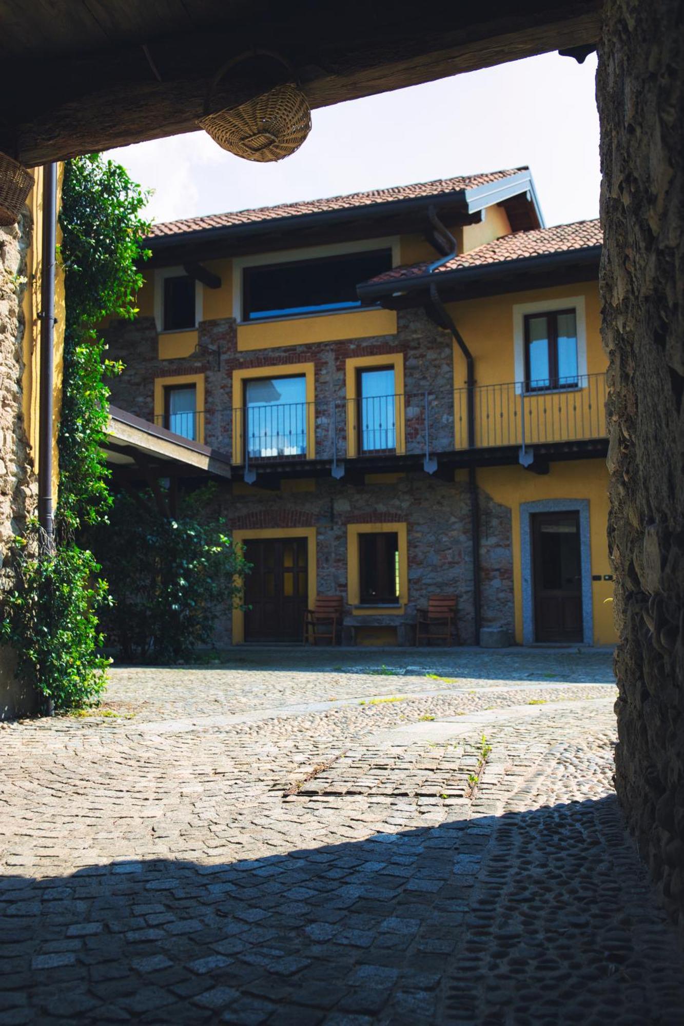 Robin'S Nest Hotel Paruzzaro Exterior photo