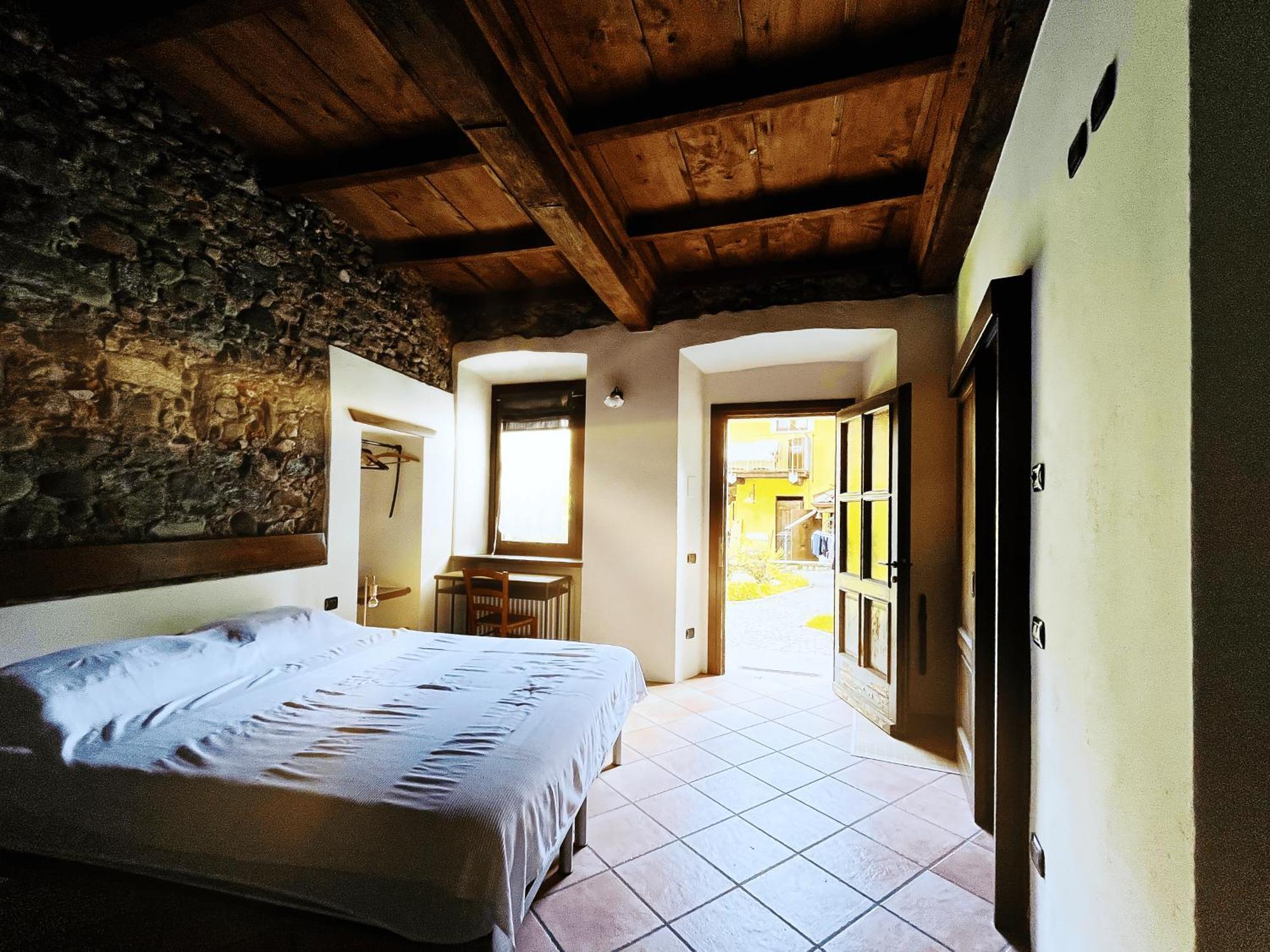 Robin'S Nest Hotel Paruzzaro Exterior photo