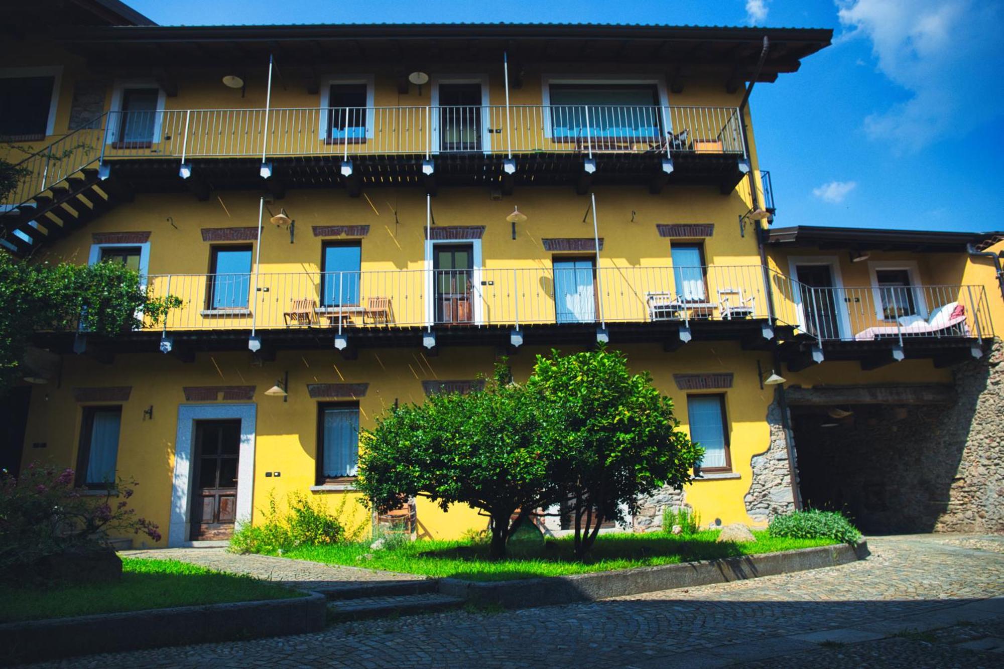 Robin'S Nest Hotel Paruzzaro Exterior photo