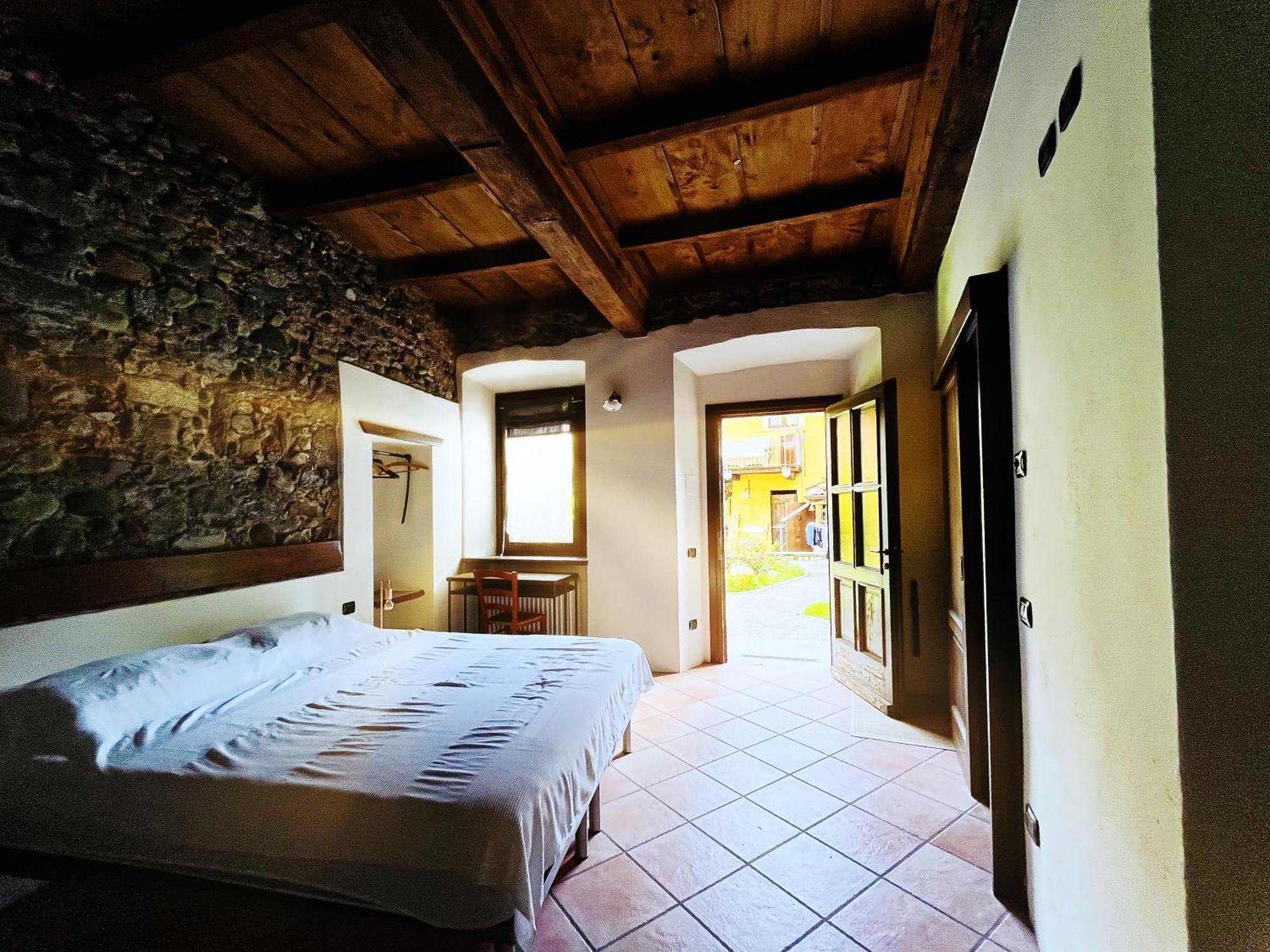 Robin'S Nest Hotel Paruzzaro Exterior photo