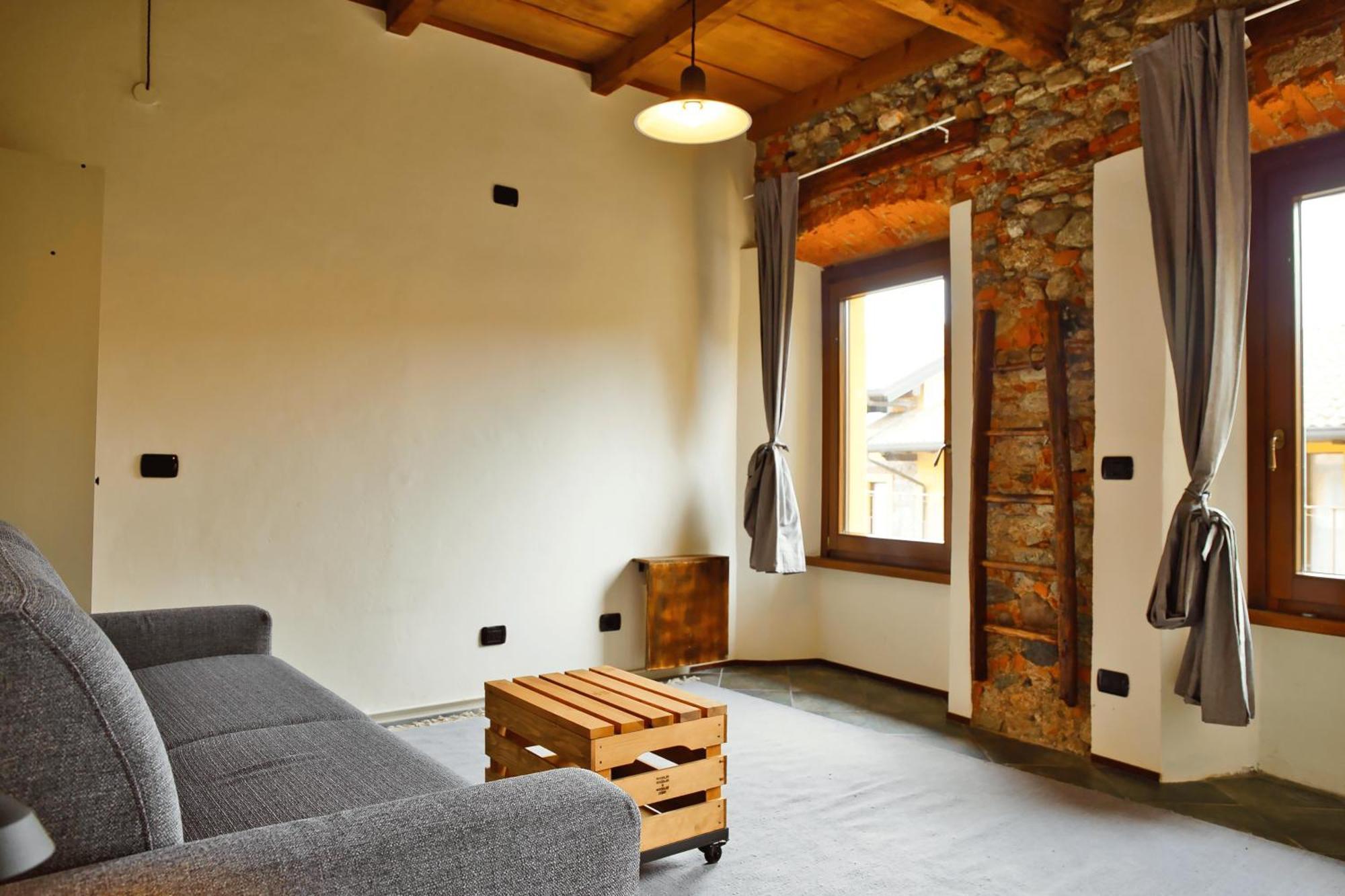 Robin'S Nest Hotel Paruzzaro Exterior photo
