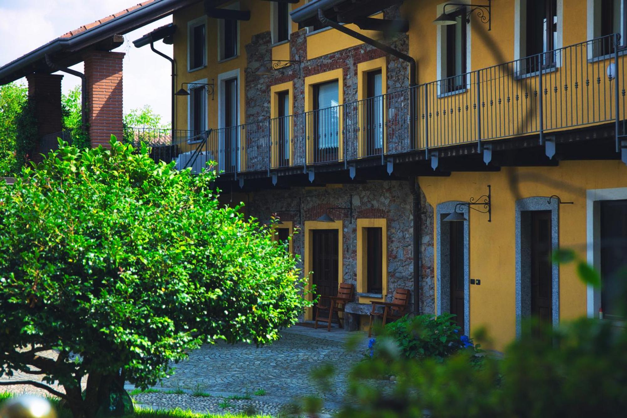 Robin'S Nest Hotel Paruzzaro Exterior photo