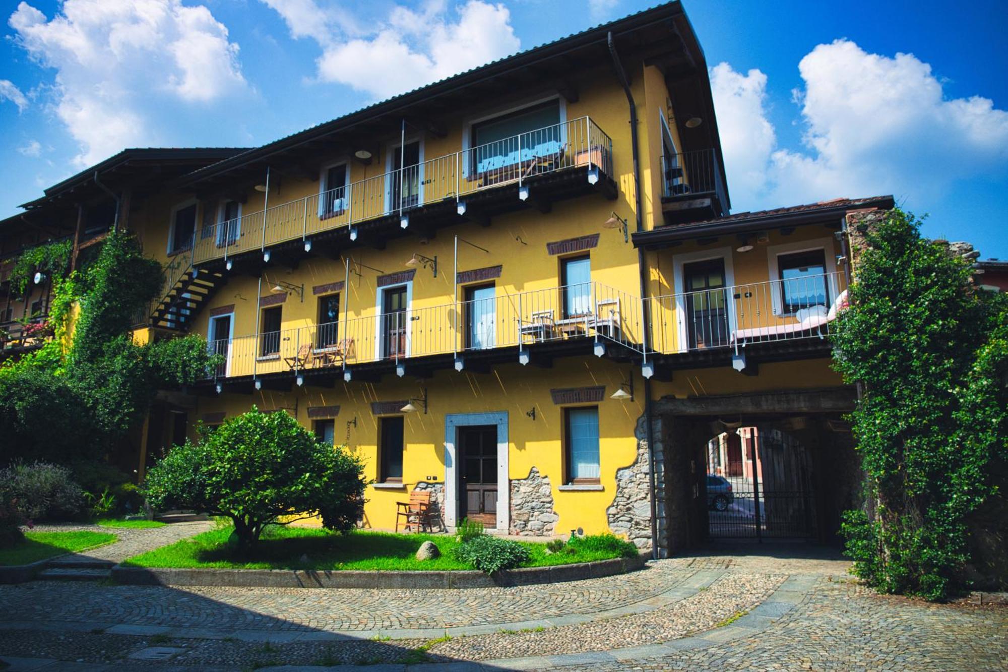 Robin'S Nest Hotel Paruzzaro Exterior photo